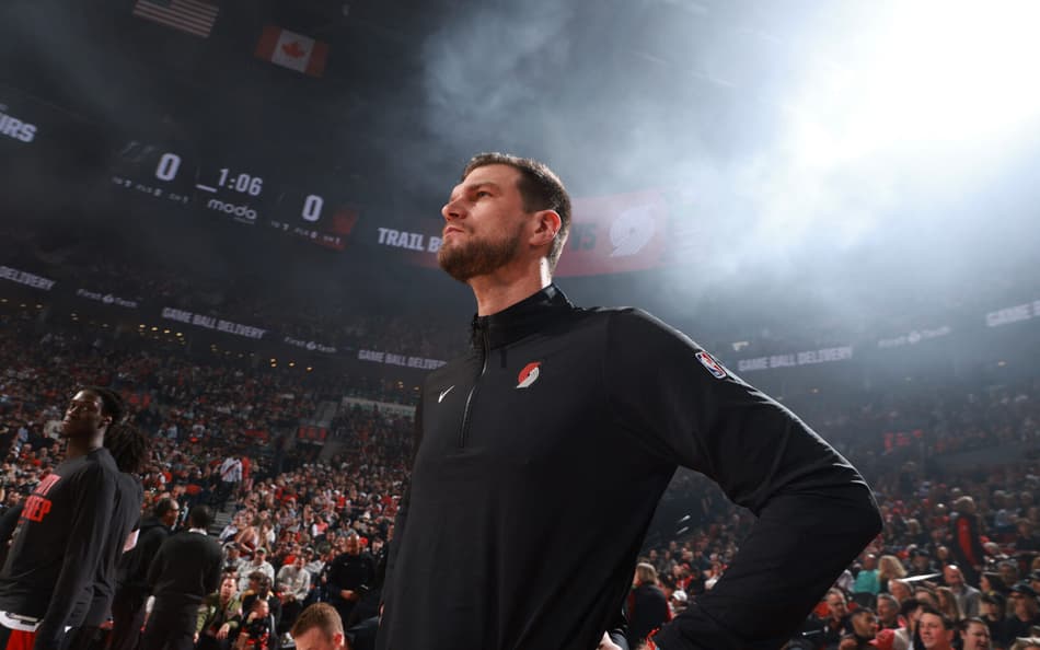 Tiago Splitter, técnico do Trail Blazers, posa durante o hino nacional antes do jogo três da primeira rodada dos playoffs da NBA contra o Spurs (Foto: Cameron browne/Nbae via getty images/Afp)