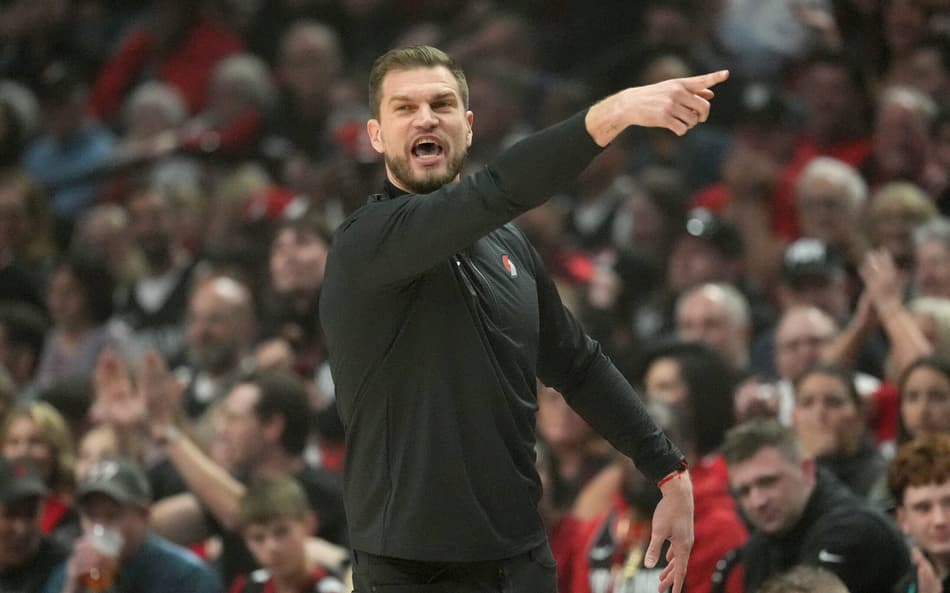 Tiago Splitter, técnico interino do Trail Blazers, orienta sua equipe contra o Spurs no jogo três da primeira rodada dos playoffs da Conferência Oeste (Foto: Soobum im/Getty images/Afp)