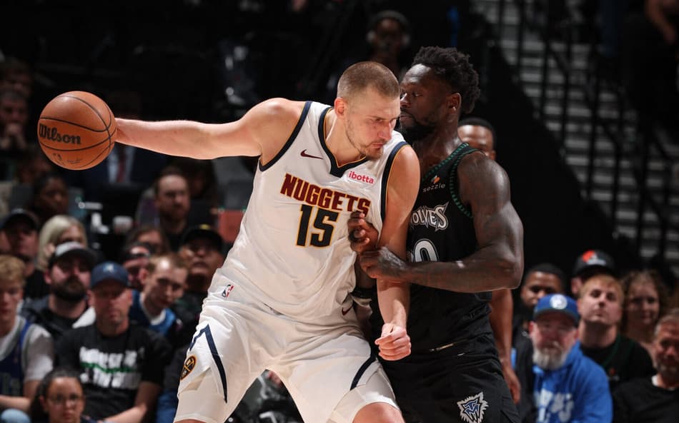 Nikola Jokic, do Nuggets, conduz a bola contra o Timberwolves no jogo quatro da primeira rodada dos playoffs (Foto: David sherman/Nbae via getty images/Afp)
