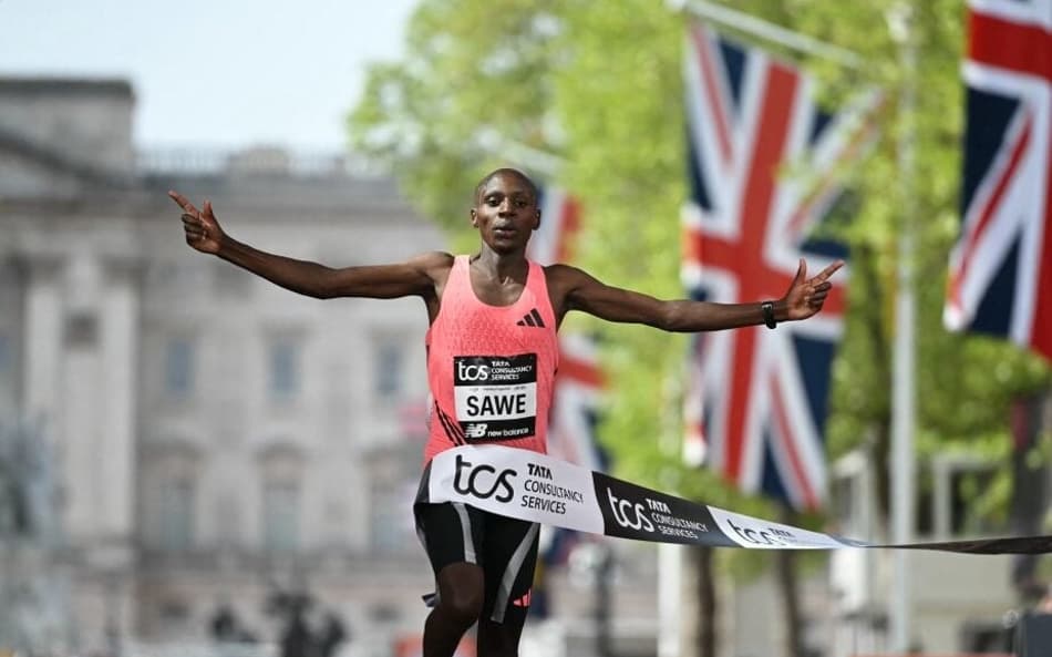 O queniano Sabastian Sawe quebrou o recorde mundial ao vencer a Maratona de Londres (Foto: JUSTIN TALLIS / AFP)