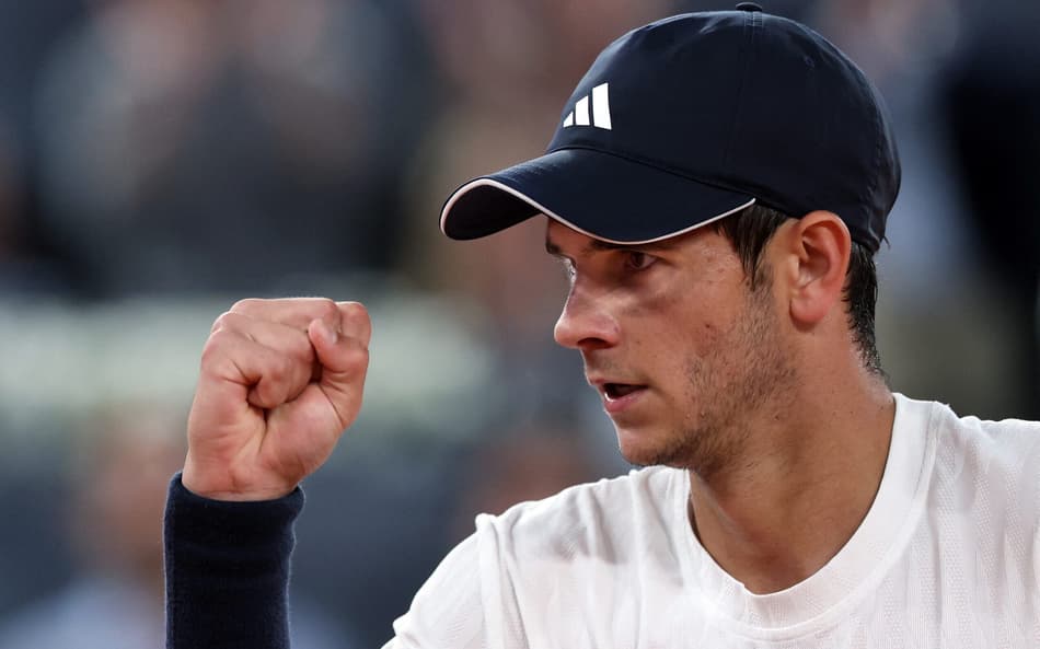 Rafael Jodar reage em duelo contra João Fonseca no Masters 1000 de Madri. (Foto: Thomas Coex/AFP)
