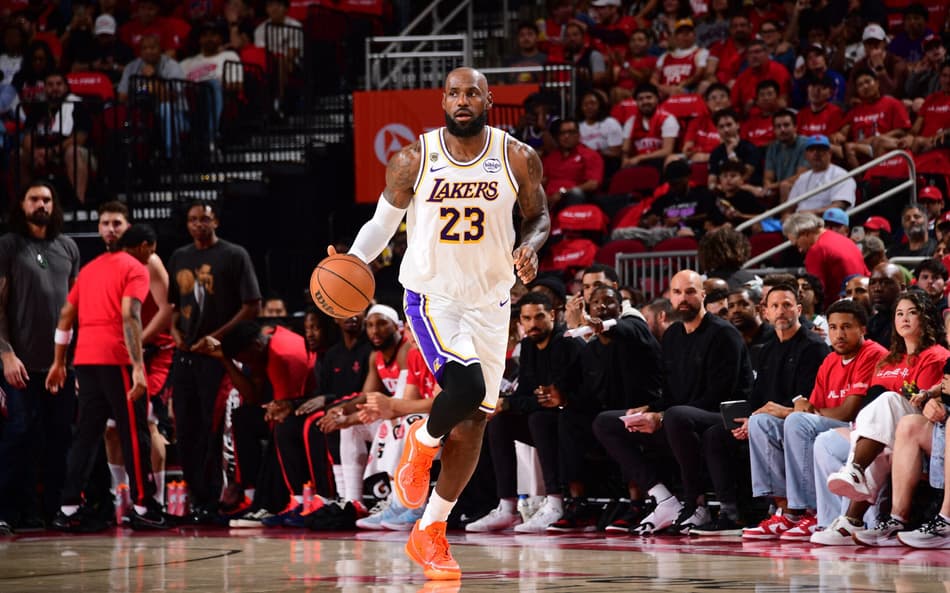 LeBron James, do Lakers, conduz a bola contra o Rockets no jogo quatro da primeira rodada dos playoffs da NBA (Foto: Adam pantozzi/Nbae via getty images/Afp)