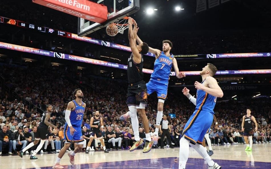 Oso Ighodaro, do Phoenix Suns, disputa a bola com Chet Holmgren, camisa 7 do Oklahoma City Thunder (Foto: Christian Petersen / AFP)