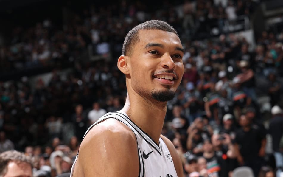 Victor Wembanyama, do Spurs, sorri após a partida contra o Trail Blazers no jogo cinco da primeira rodada dos playoffs da NBA (Foto: Joe murphy/Nbae via getty images/Afp)