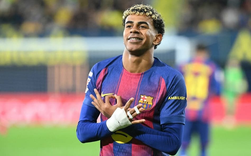 Lamine Yamal comemora gol pelo Barcelona sobre o Villarreal (Foto: JOSE JORDAN / AFP)