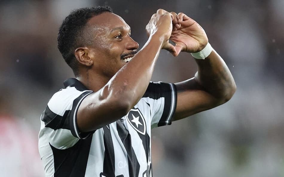 Edenilson pode ter oportunidade como titular (Foto: Vítor Silva/Botafogo)