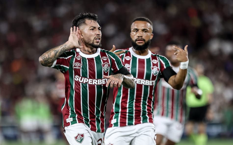 Lucho Acosta comemora seu gol pelo Fluminense diante do Flamengo
