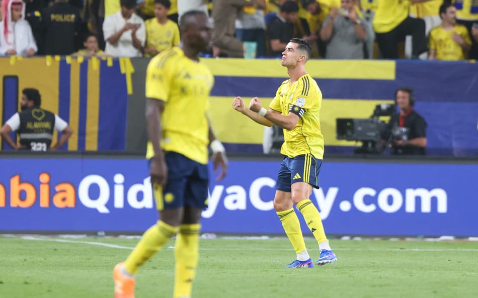 Cristiano Ronaldo comemora o gol 970 na carreira (Foto: Fayez NURELDINE / AFP)