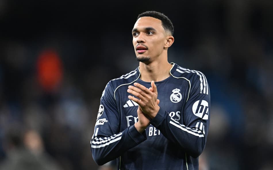 Alexander-Arnold em ação pelo Real Madrid (Foto: Paul ELLIS / AFP)