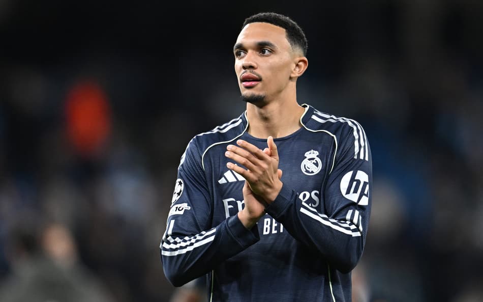 Alexander-Arnold em ação pelo Real Madrid (Foto: Paul ELLIS / AFP)