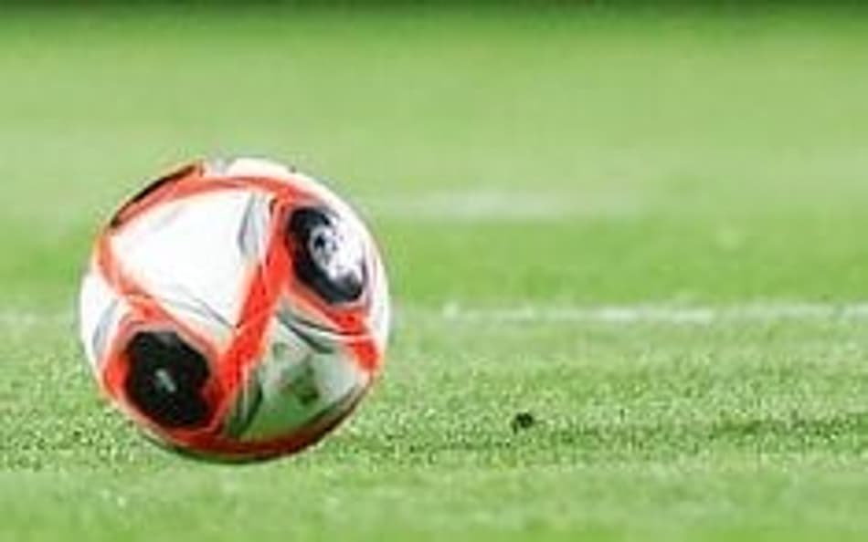 Andrey Santos conduz a bola pela Seleção Brasileira contra a Bolívia