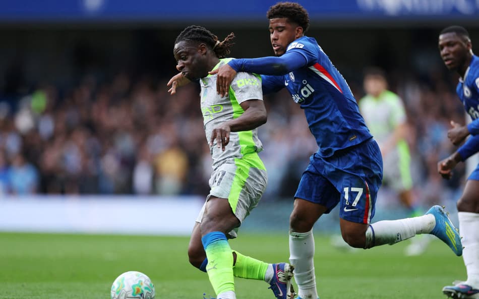Andrey Santos e Jeremy Doku em ação no duelo entre Chelsea e Manchester City, na Premier League (Foto: Adrian Dennis/AFP)