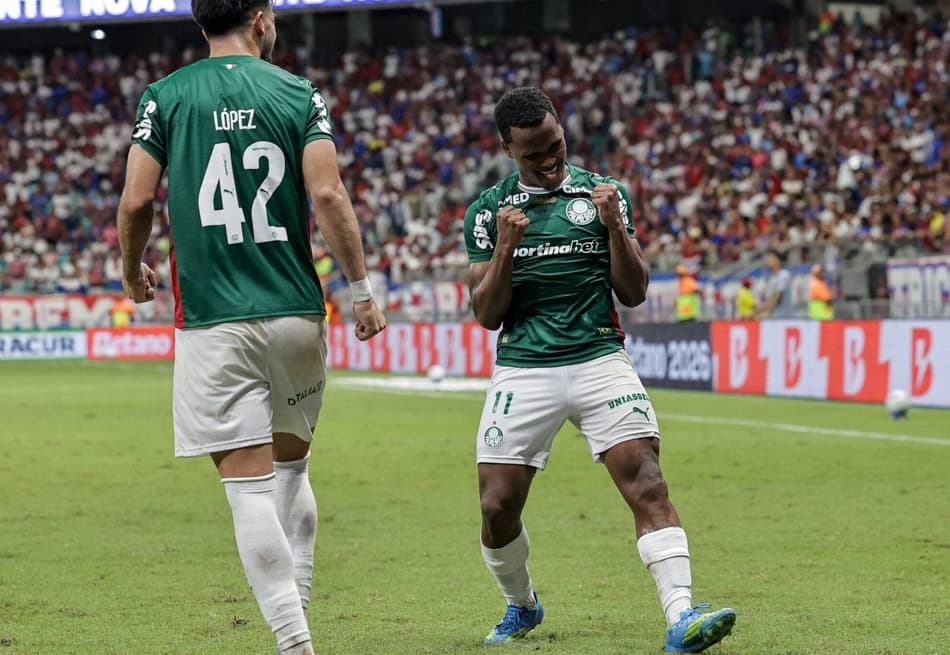 Palmeiras vence o Bahia na Fonte Nova e dispara na liderança do Brasileirão