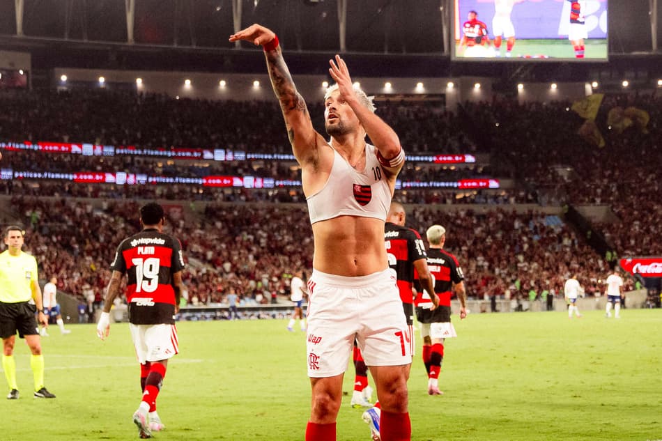 Arrascaeta simula arremesso em homenagem a Oscar Schmidt contra o Bahia (Foto: Adriano Fontes / Flamengo)