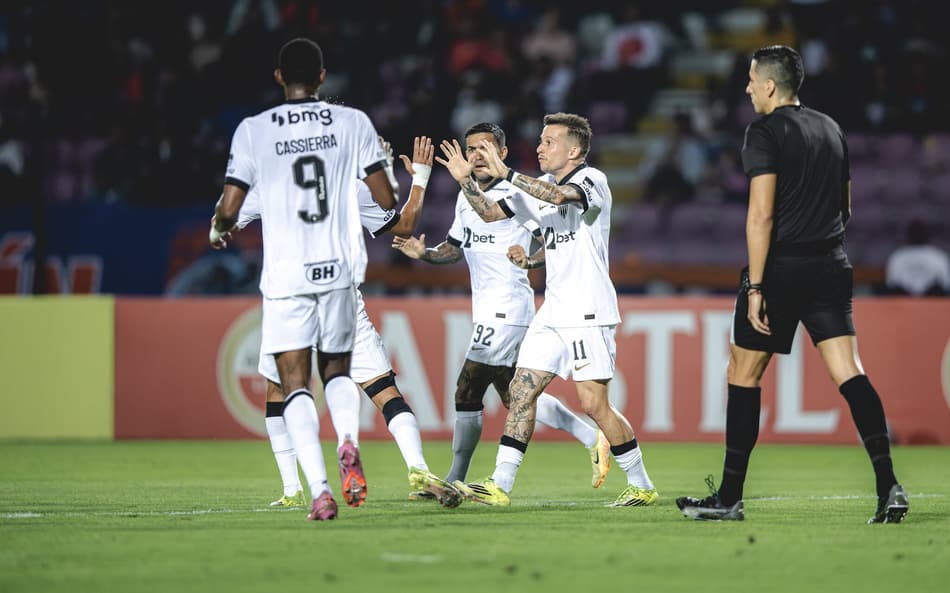 Atlético contra o Puerto Cabello na Sul-Americana (Foto: Pedro Souza / Atlético)
