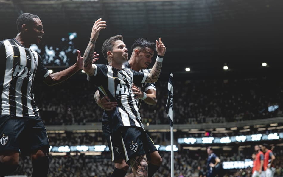 Bernard e jogadores comemoram gol (Foto: Pedro Souza / Atlético)