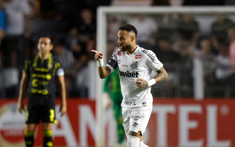 Naymar marcou para o Santos contra o Deportivo Recoleta (Foto: Miguel SCHINCARIOL / AFP)