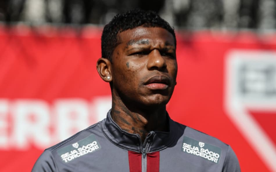 Tricolor aguarda retorno do contato com o zagueiro (Foto: Erico Leonan / São Paulo FC)