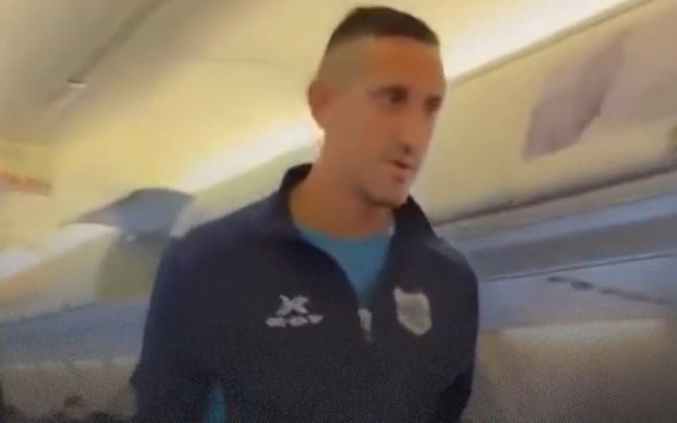 Após 'brincadeira', jogador argentino é detido e pode ter contrato encerrado
