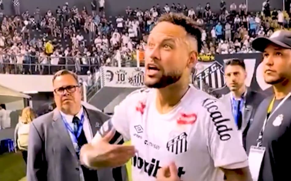 Neymar discutiu com torcedor após duelo com a Recoleta (Foto: Reprodução)
