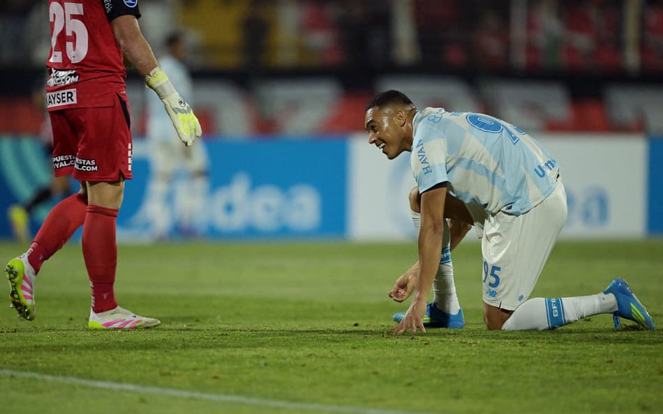 Carlos Vinicius lamenta chances de pênaltis desperdiçadas no empate do Grêmio com o Palestino, pela Sul-Americana