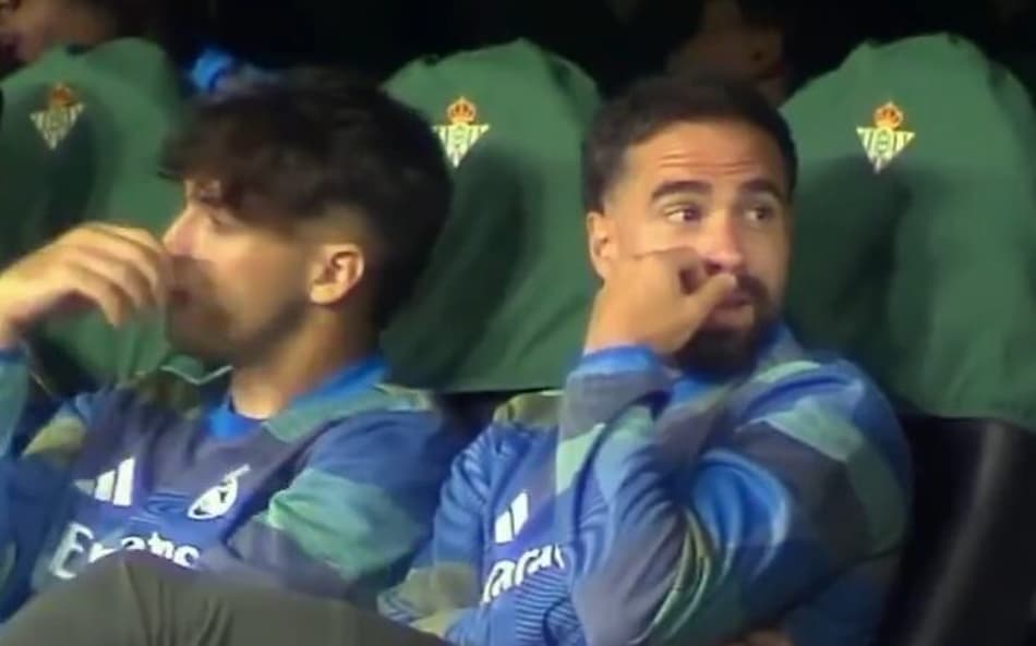 Carvajal no banco de reservas do Real Madrid (Foto: Reprodução/X)