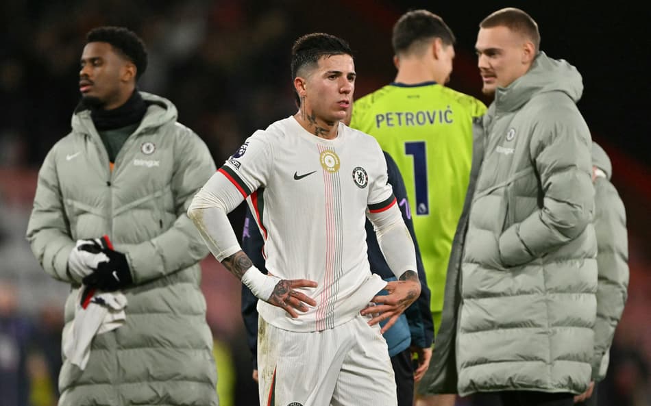 Enzo Fernández lamenta empate do Chelsea na Premier League (Foto: Glyn KIRK / AFP)