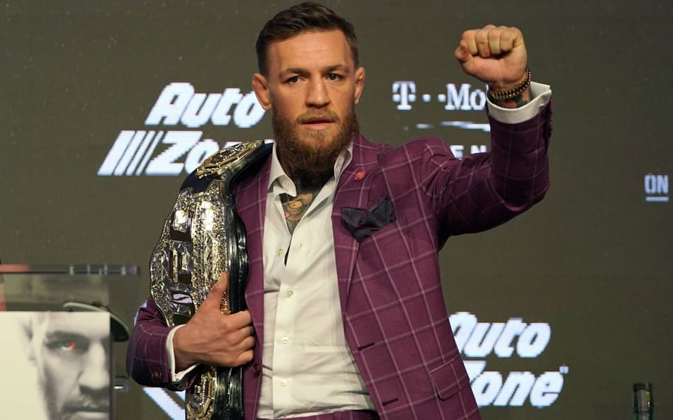 Conor McGregor foi campeão do peso pena e leve do UFC (Foto: Timothy A. Clary/AFP)