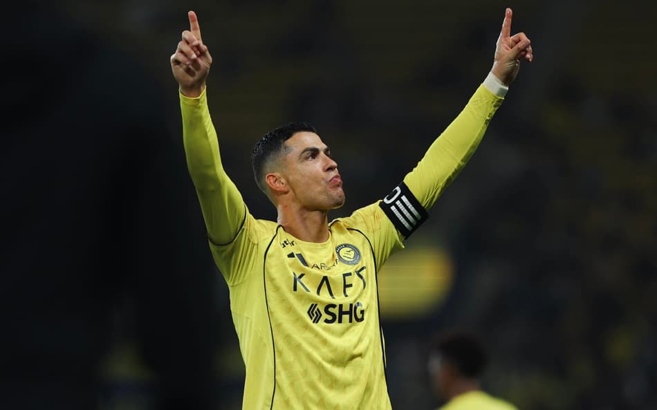 Cristiano Ronaldo comemora gol marcado pelo Al-Nassr sobre o Al-Okhdood