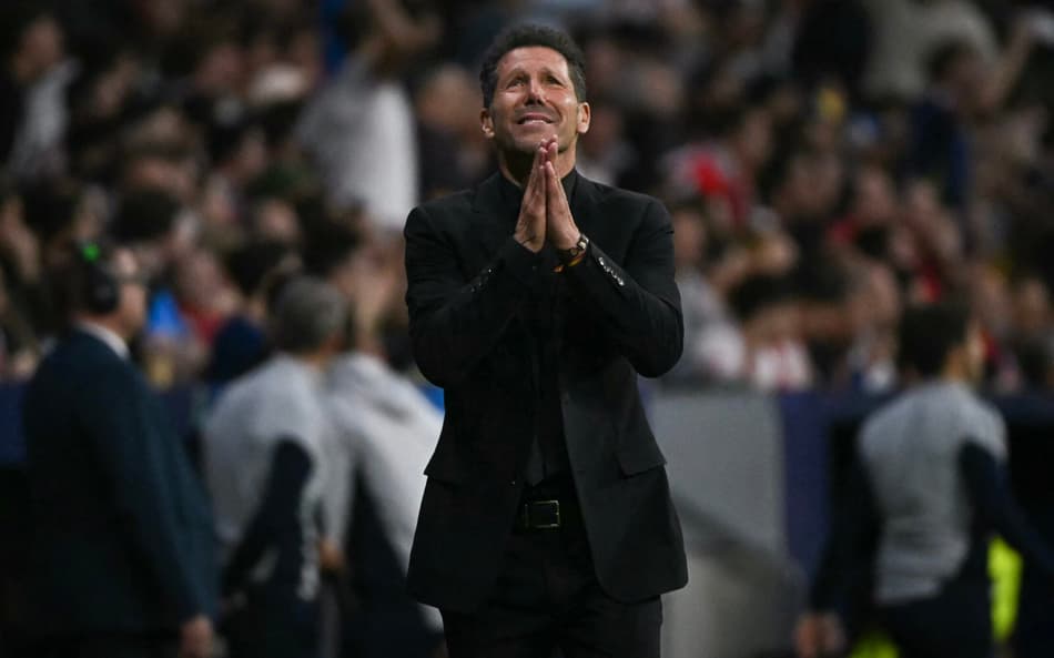 Diego Simeone durante o jogo entre Atlético de Madrid x Arsenal, pela Champions League
