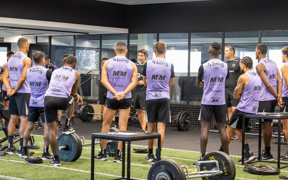 Domínguez conversa com jogadores do Atlético (Foto: Daniela Veiga / Atlético)