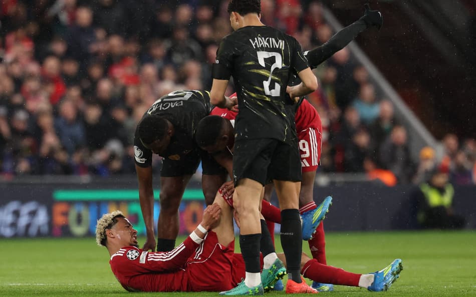 Ekitiké caído no campo após sofrer lesão (Foto: Franck Fife/AFP)