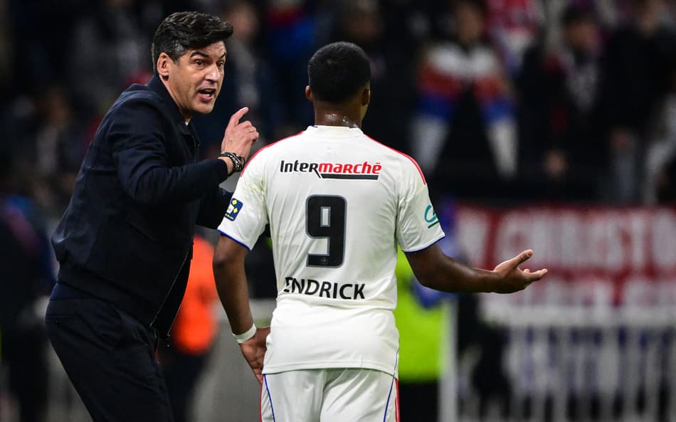 Endrick conversa com Paulo Fonseca em Lyon x Lens, pela Copa da França