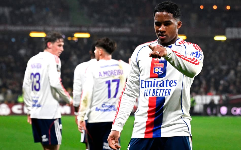 Endrick põe a partida no bolso, faz três gols e Lyon goleia o Metz por 5 a 2 na Ligue 1
