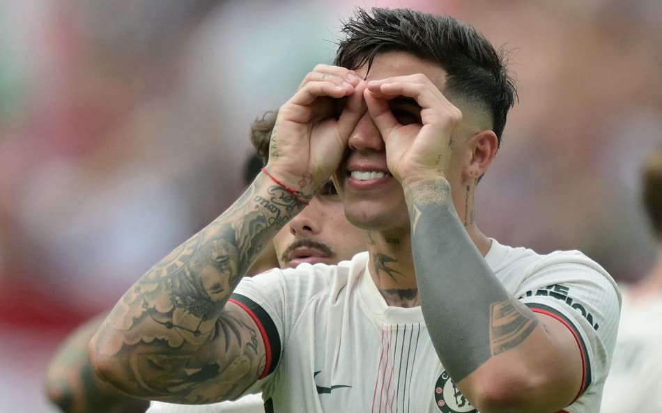 Enzo Fernández comemora classificação do Chelsea à final do Mundial de Clubes