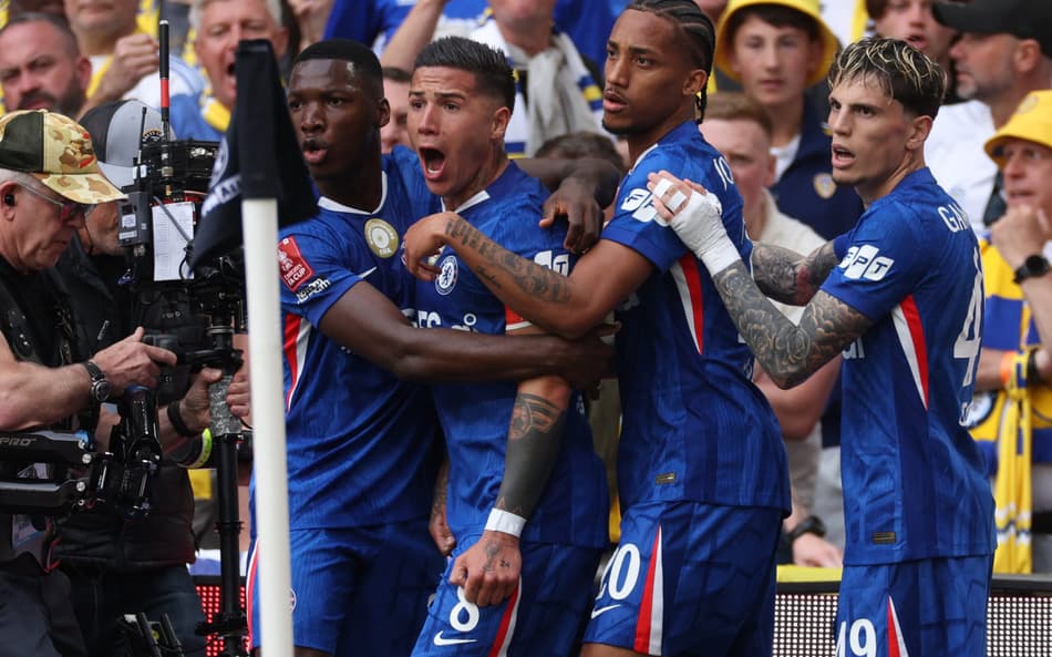 Enzo Fernández comemorando gol no duelo entre Chelsea e Leeds United (Foto: Adrian Dennis/AFP)