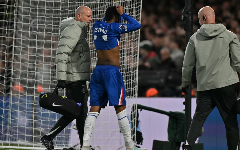 Estêvão deixa o campo em Chelsea x Manchester United com a camisa no rosto após sentir nova lesão muscular