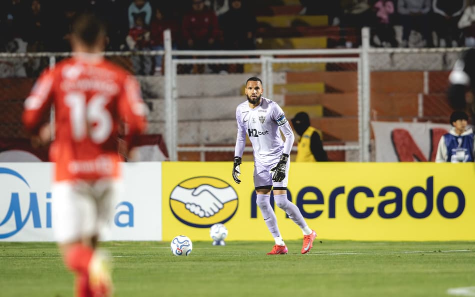 Éverson contra o Cienciano (Foto: Pedro Souza / Atlético)