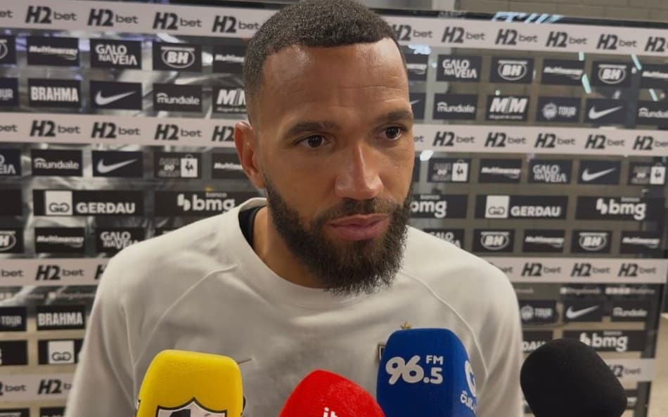 Éverson zona mista pós Atlético x Ceará (Foto: Artur Henrique / Lance!)