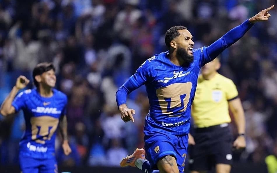 Ex-Flamengo, Juninho comemora gol da vitória do Pumas sobre o Puebla, pela Liga MX