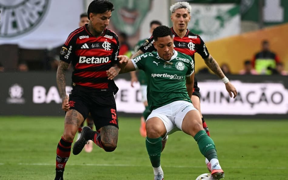 Pulgar e Vitor Roque na final da Libertadores entre Palmeiras e Flamengo (Foto: Luis ACOSTA / AFP)