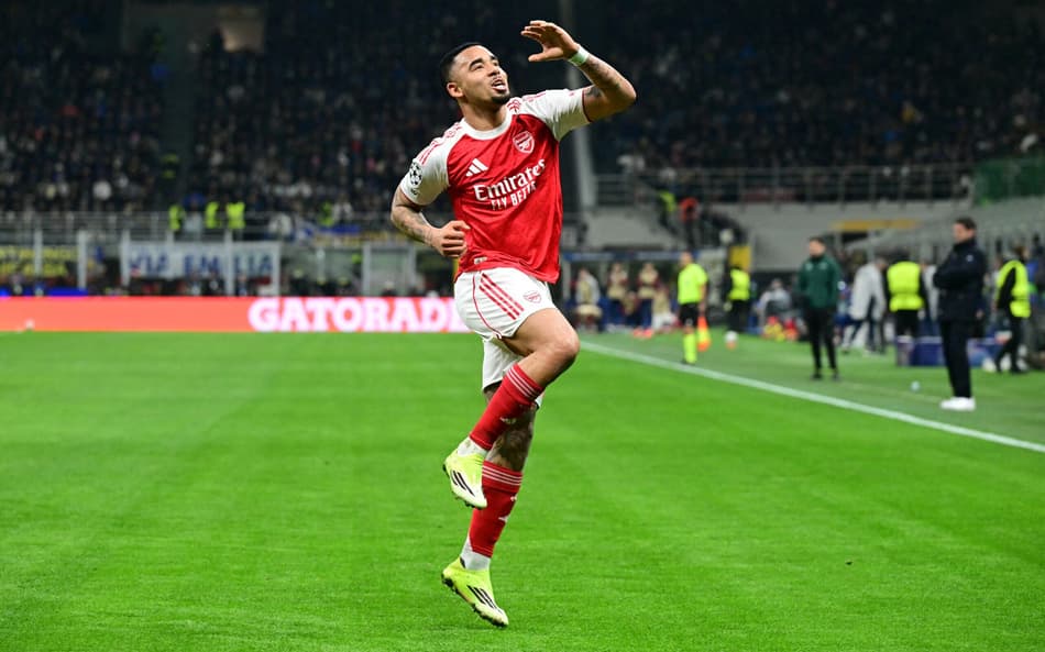 Gabriel Jesus celebra gol marcado pelo Arsenal contra a Inter de Milão