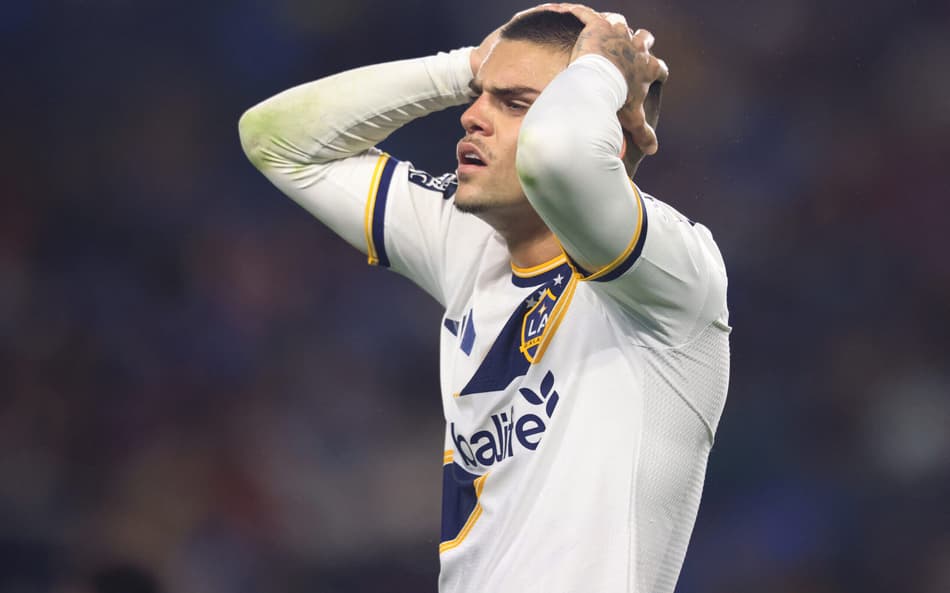 Gabriel Pec em ação durante confronto do LA Galaxy (Foto: Luiza Moraes/AFP)