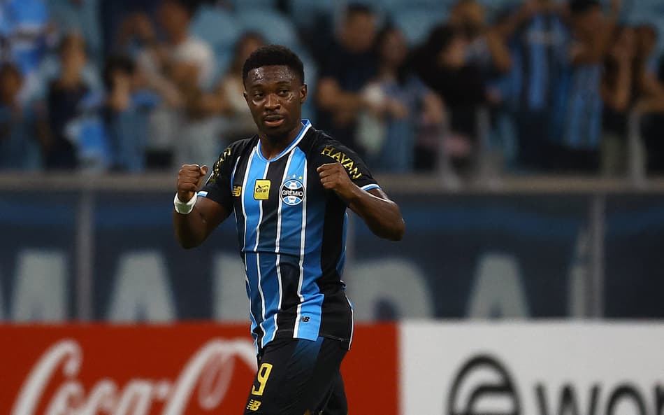 Grêmio marca no fim e vence o Riestra pela Sul-Americana