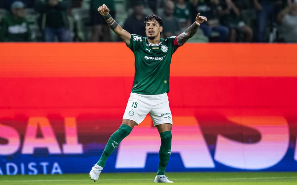 Palmeiras resiste à expulsão e sustenta liderança no Brasileirão após vitória sobre o Athletico