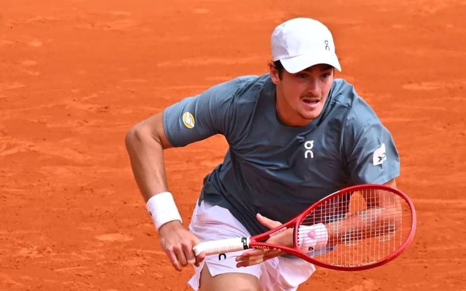 João Fonseca na vitória sobre o francês Arthur Rinderknech em Monte Carlo (Reprodução)