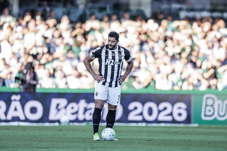Hulk x Coritiba (Foto: Pedro Souza / Atlético)