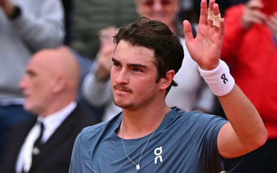 João Fonseca comemora a vitória na estreia em Monte Carlo (Reprodução)