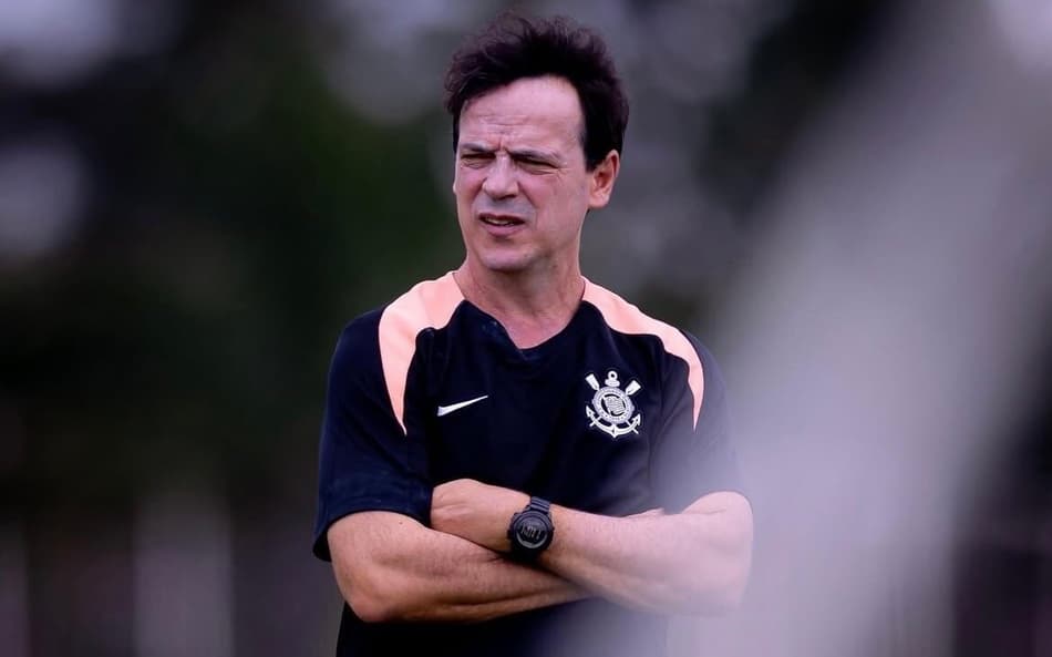 Fernando Diniz durante treinamento do Corinthians