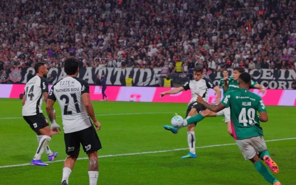 Lance de Gabriel Paulista, do Corinthians, em Sosa, do Palmeiras